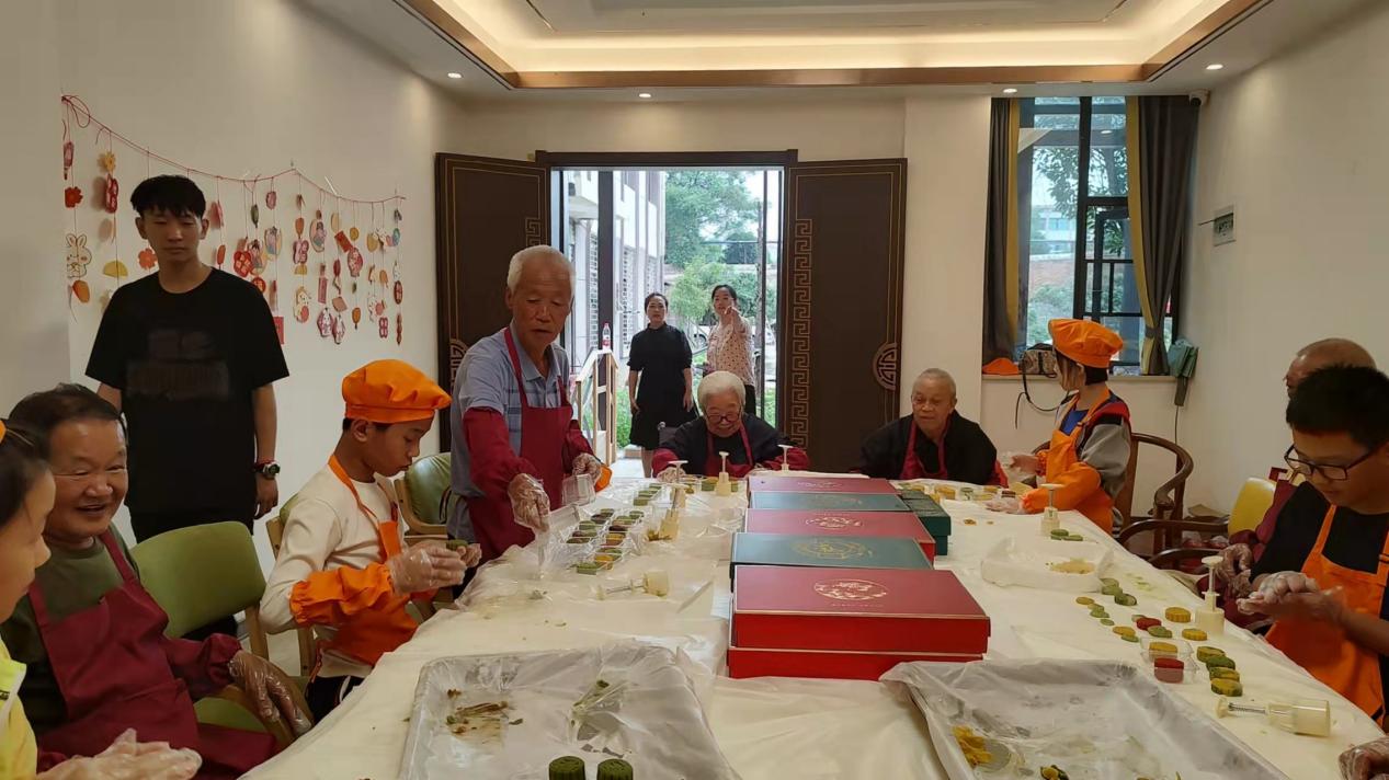 中秋節老人們歡聚一堂學習做月餅（單位供圖）