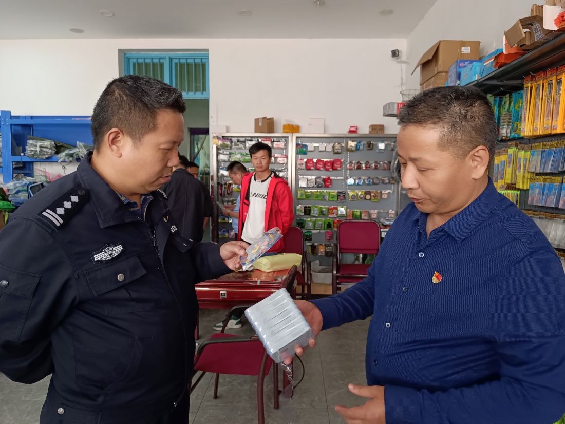 督查组在某渔具店发现7钩以上禁用渔具。袁静摄