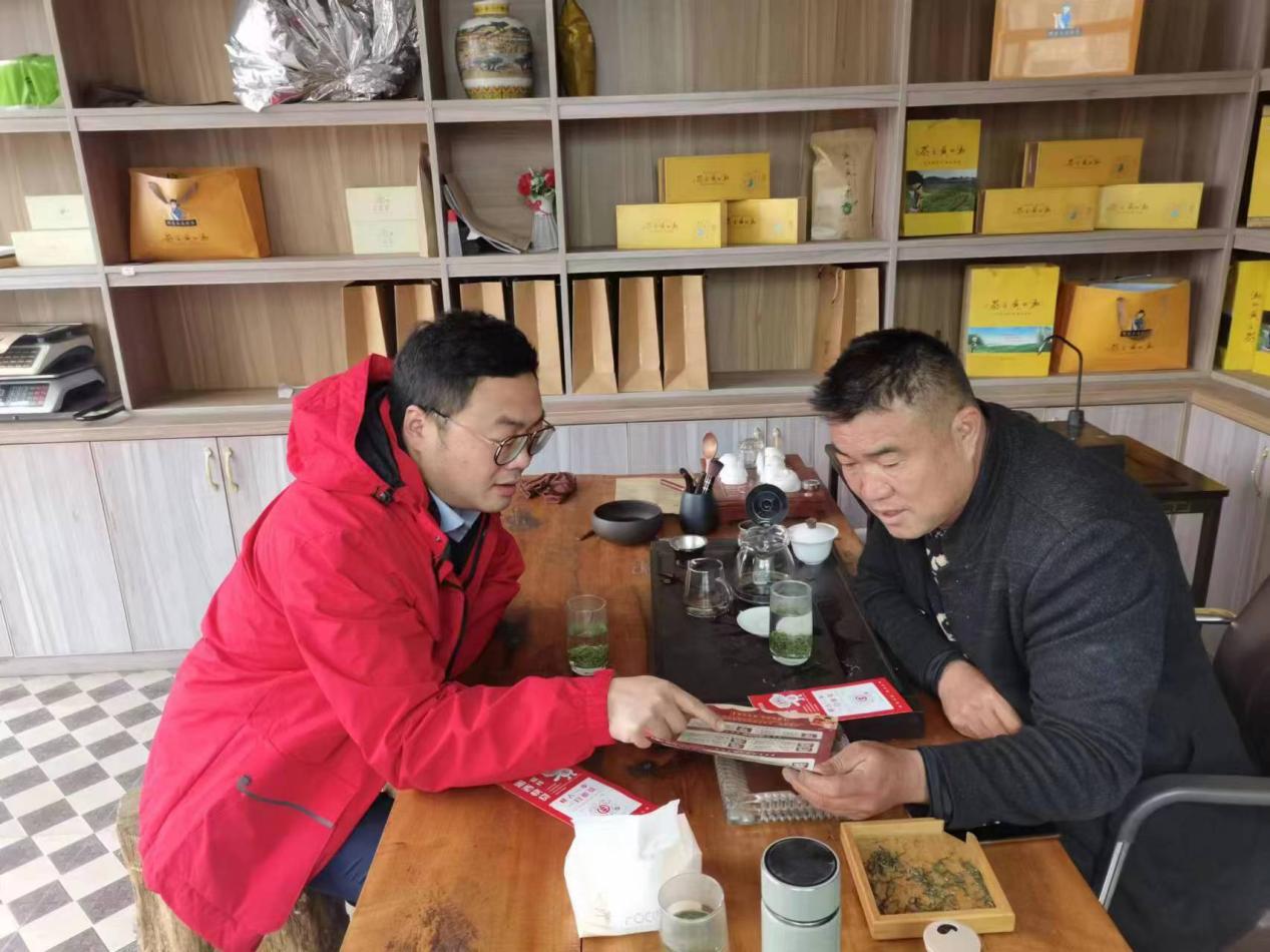 馬頸坳支行的工作人員向茶農客戶介紹產品。單位供圖