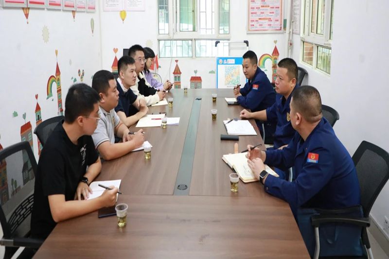 支隊長謝智勇帶隊了解社區創文的實際困難和需求。單位供圖