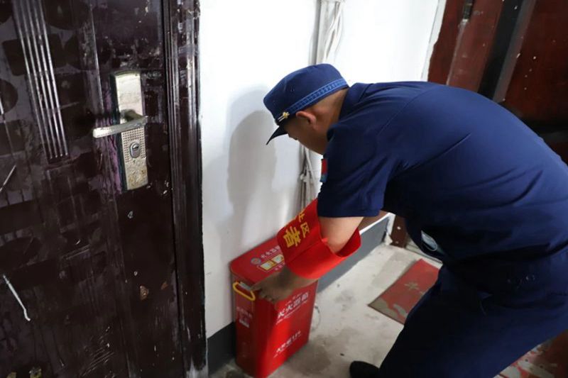 株洲市消防救援支隊為社區配置滅火器具。單位供圖