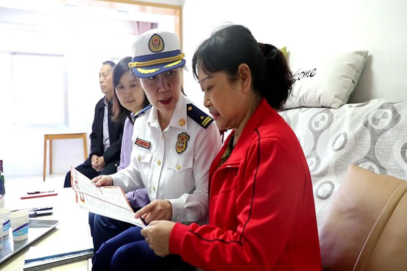 消防員入戶向居民講解創文的意義和內容。單位供圖