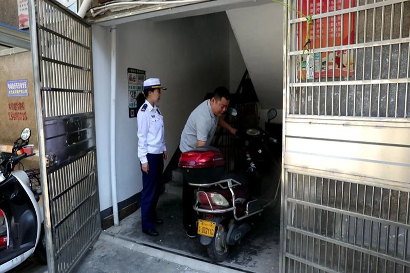 消防監督員整治社區“飛線充電”隱患。單位供圖