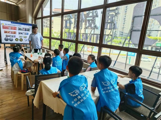 浦发银行工作人员为孩子们讲解金融知识。企业供图