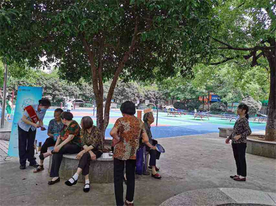 浦发银行工作人员向老年群体宣讲金融知识。企业供图