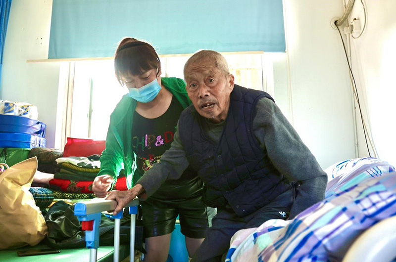 精心照顾老人。李根摄
