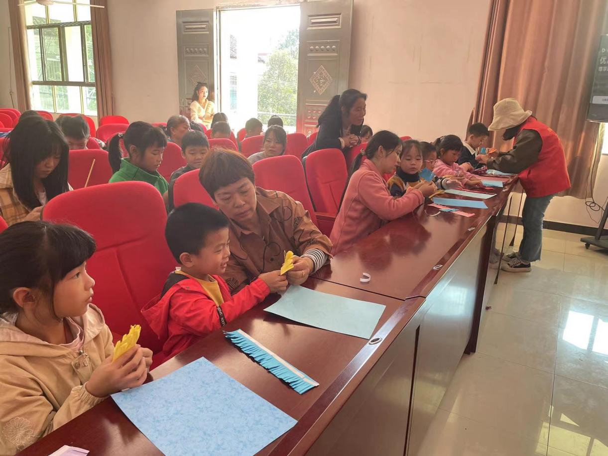 志愿者带领孩子们制作手工礼物(单位供图)