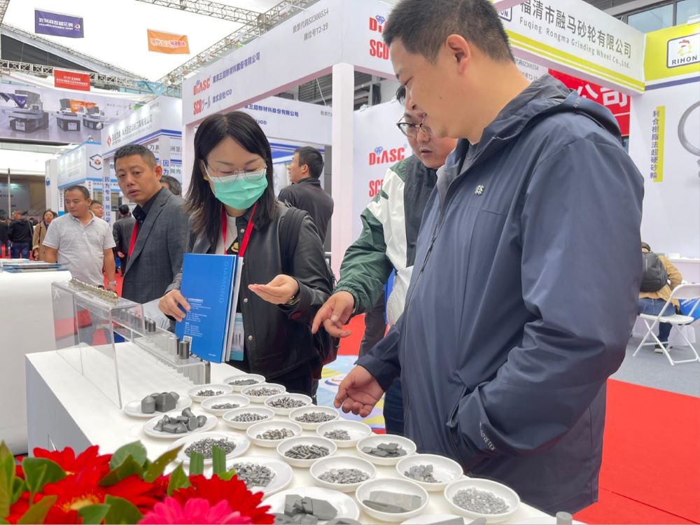 企业家20日在先进硬质材料及工具产业博览会参展。荷塘区融媒体中心供图