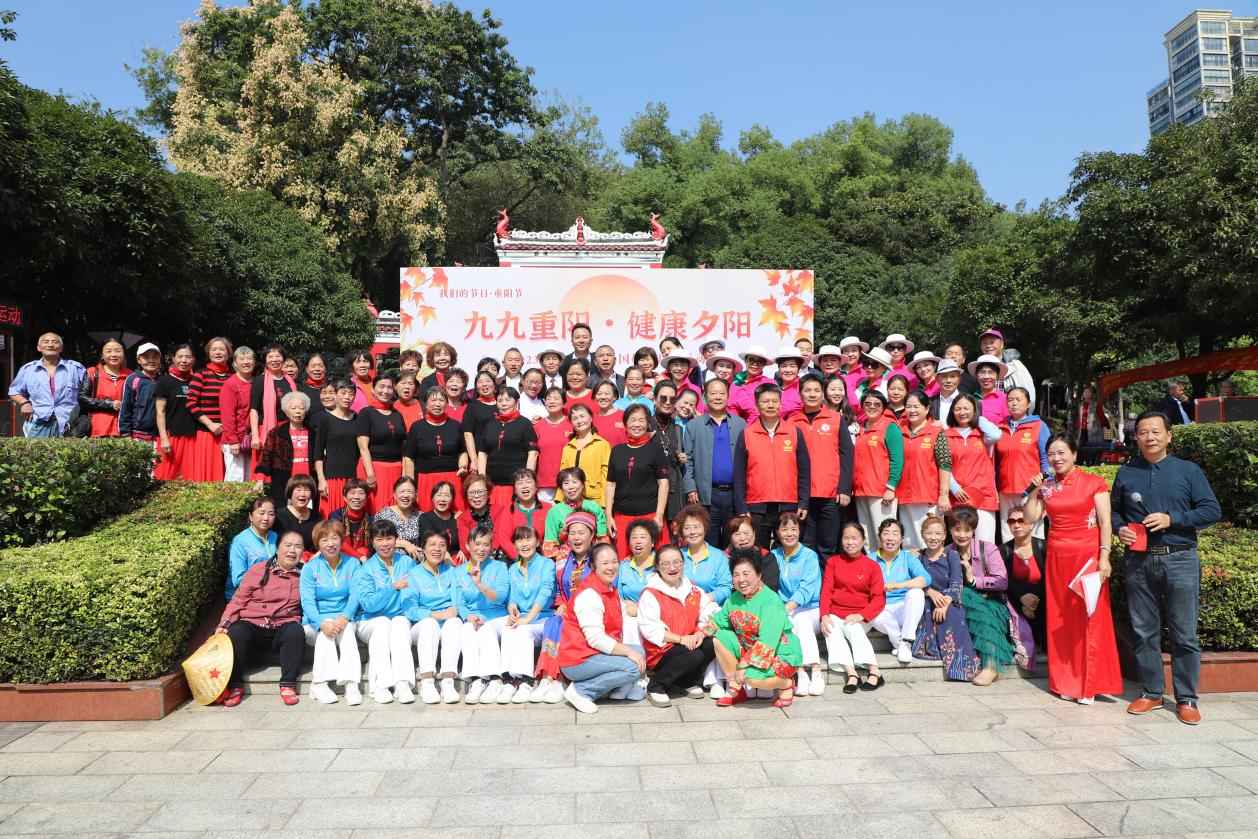 節目末尾，老人們愉快地合影（單位供圖）