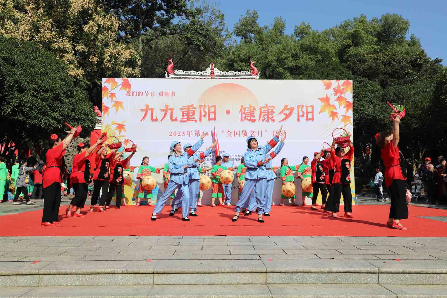表演者在舞台上整齊劃一（單位供圖）