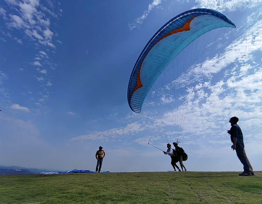 天马山户外休闲运动基地滑翔伞项目。李文文摄