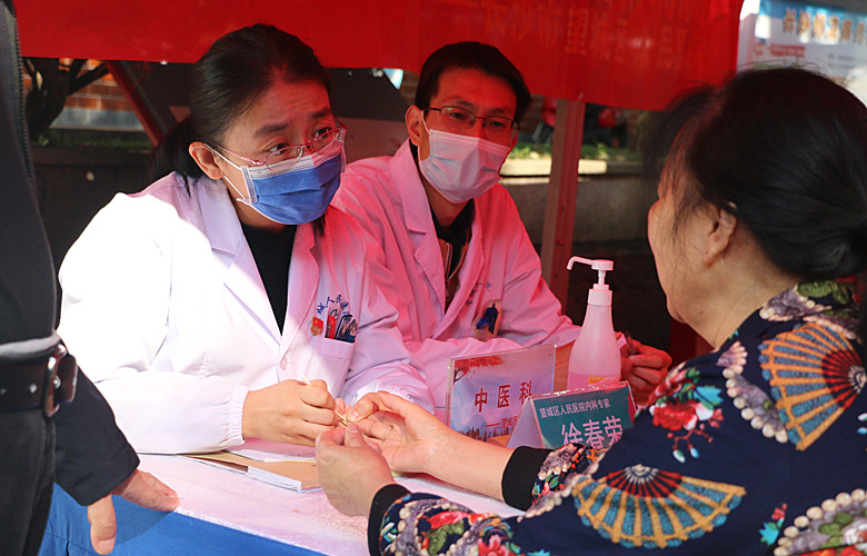 医生现场为老年人义诊。人民网记者 刘宾摄