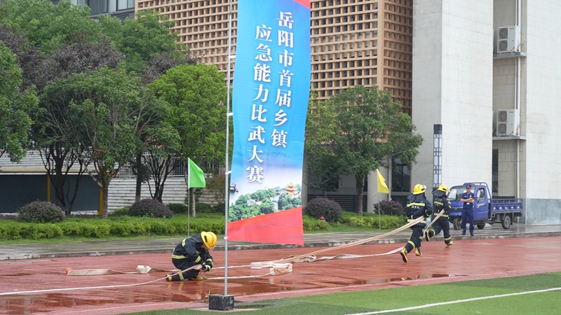 水罐消防车一车两枪操（单位供图） 