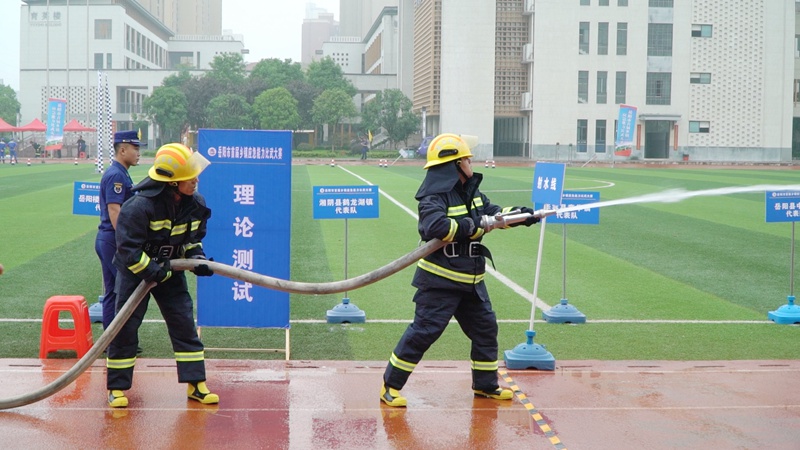 手抬机动泵出水操（单位供图）