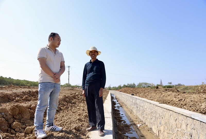 老支書為生態溝渠建設叫好。李根攝