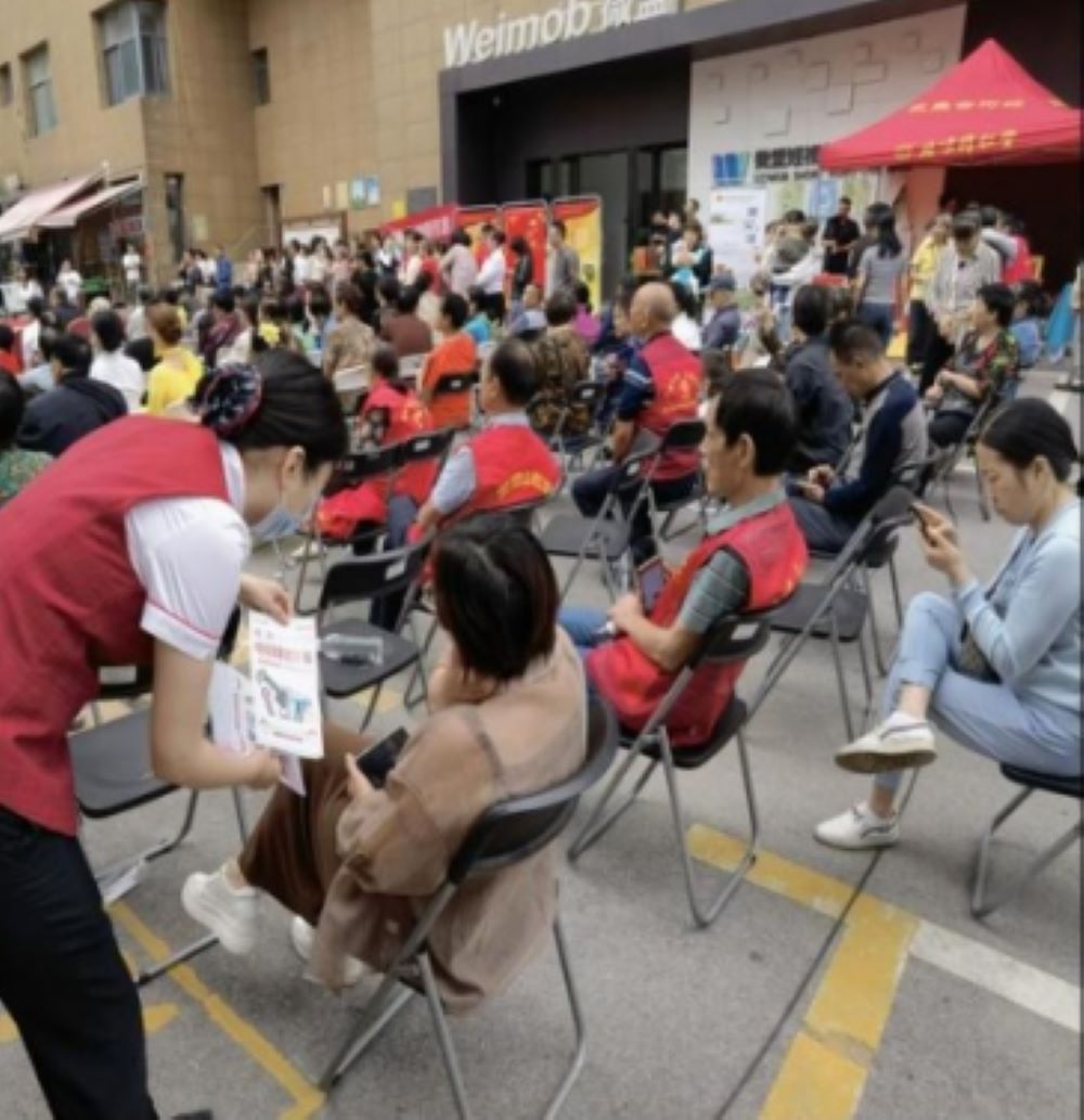中信银行长沙分行正在向群众进行金融知识宣讲活动。单位供图