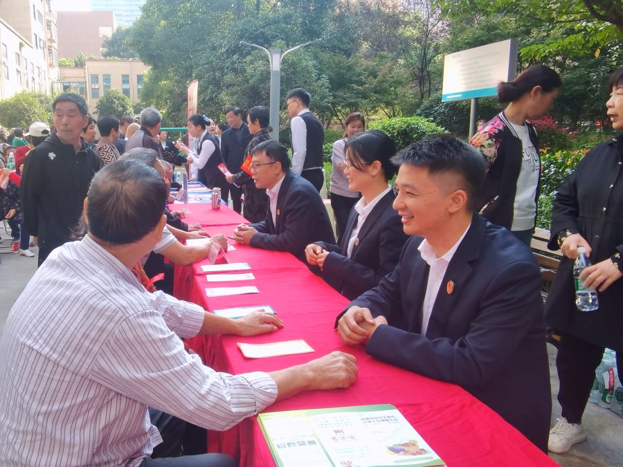 现场公证员为老人的问题做解答。章朝阳摄