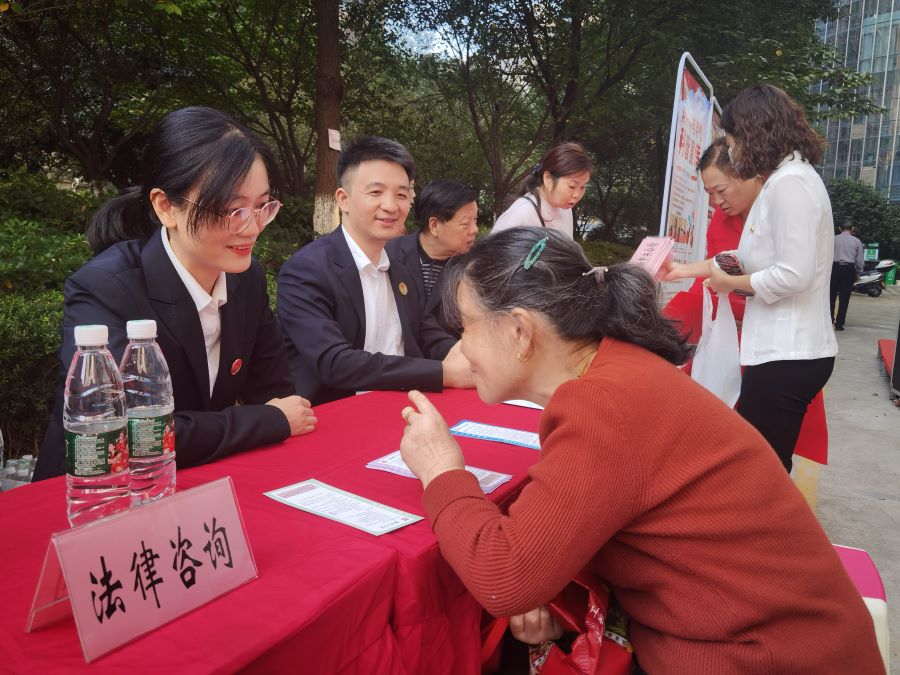 老人正在向公证员咨询法律问题。章朝阳摄