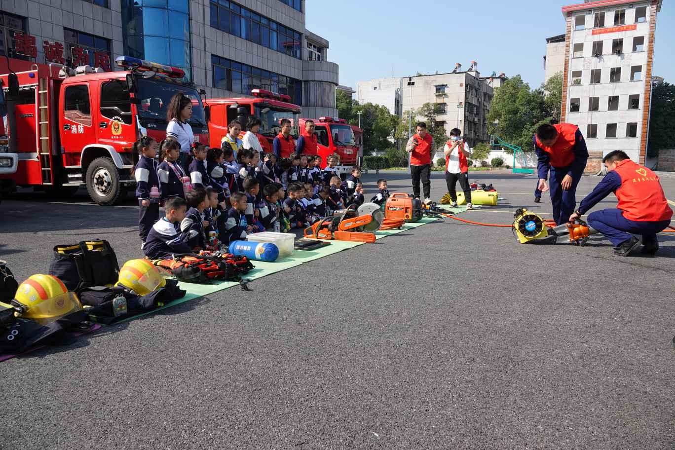 观摩消防器材实操演示。单位供图