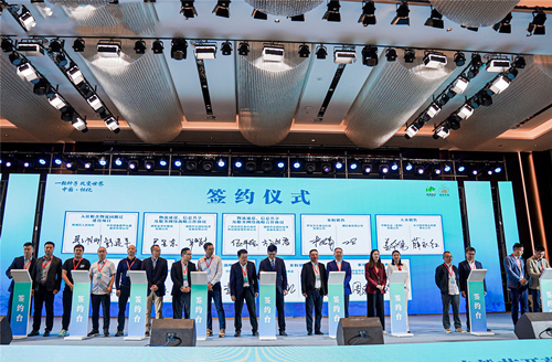 现场签约。受访单位供图