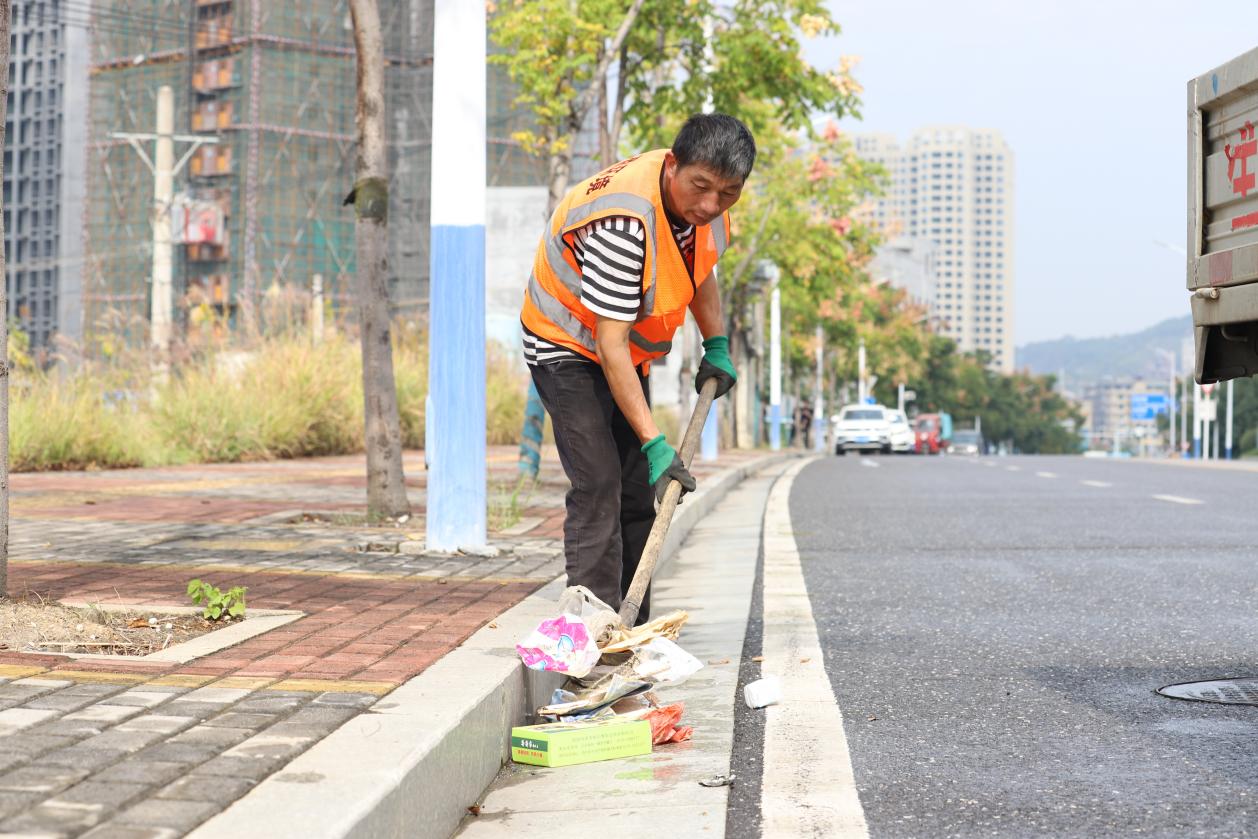 環衛工人正在清潔路面。曾玉娟攝