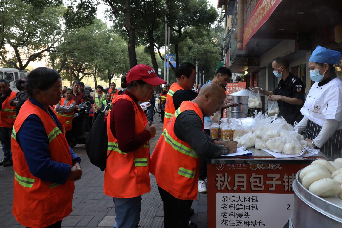 免费爱心早餐致敬“城市美容师”(单位供图)