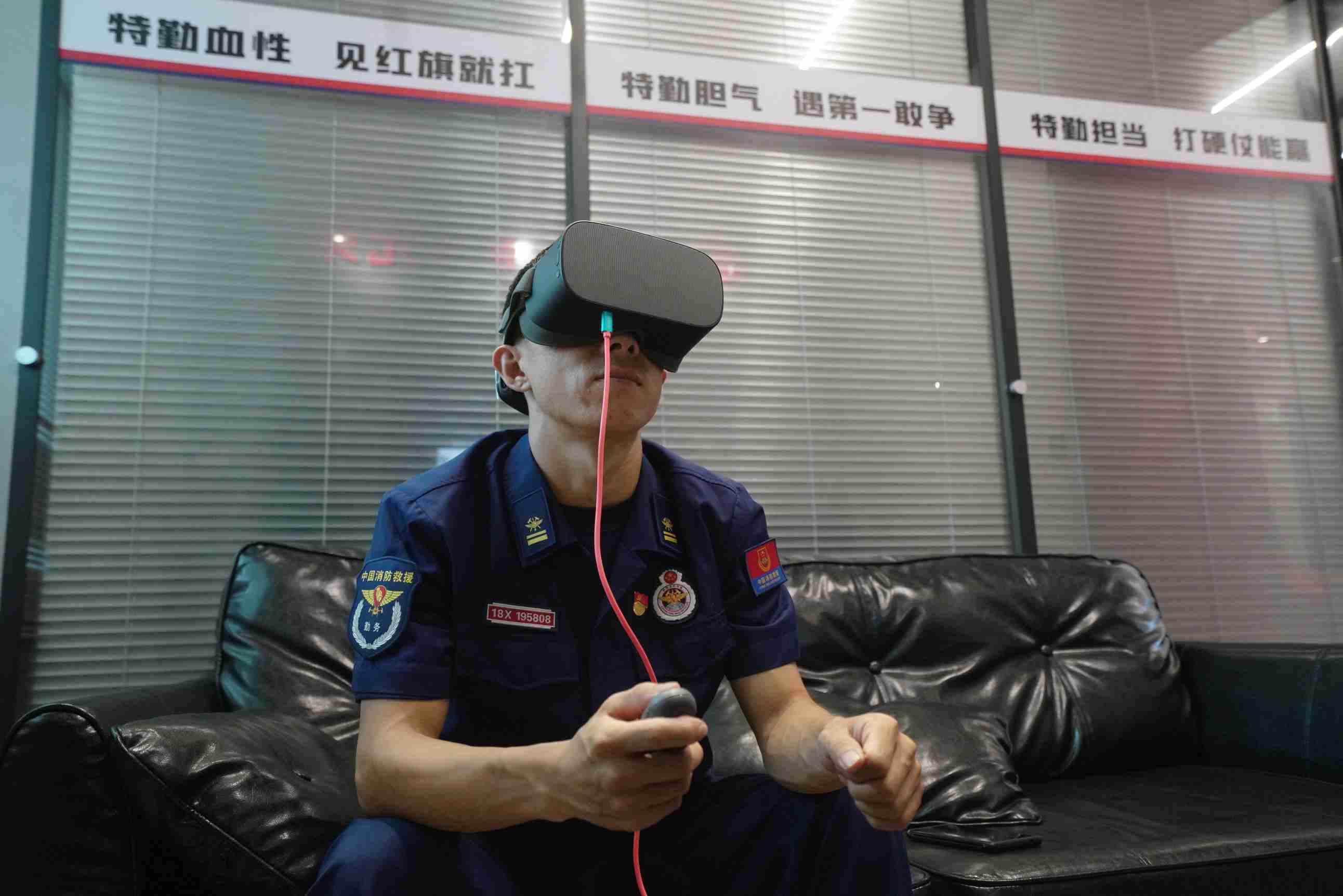 消防員正在VR紅色體驗館體驗（單位供圖）