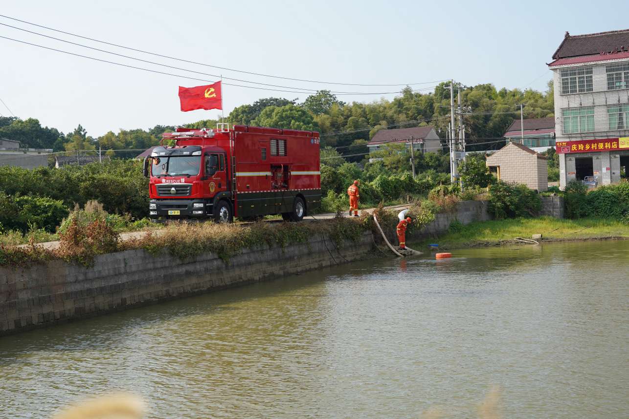 指战员在利用排涝车为农田供水抗旱（单位供图）