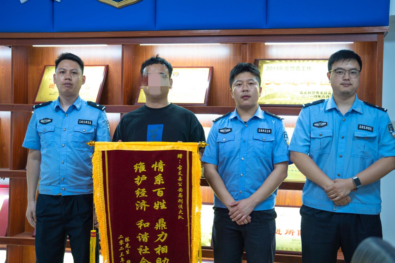 群众赠送锦旗致谢（单位供图）