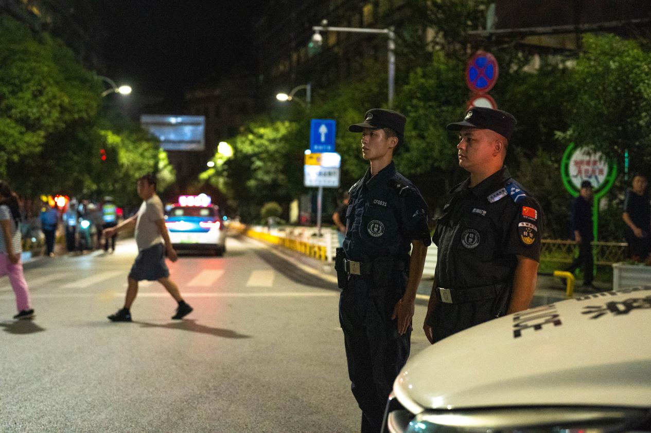 民辅警开展街面执勤（单位供图）