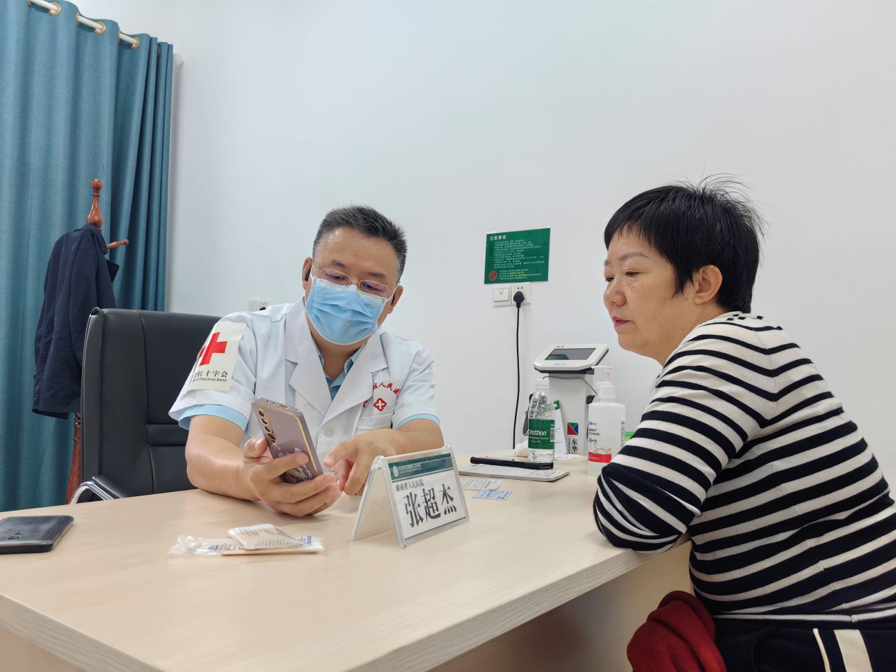 10月26日，湖南省人民医院专家团成员为武陵源区群众义诊。邓灵仙摄