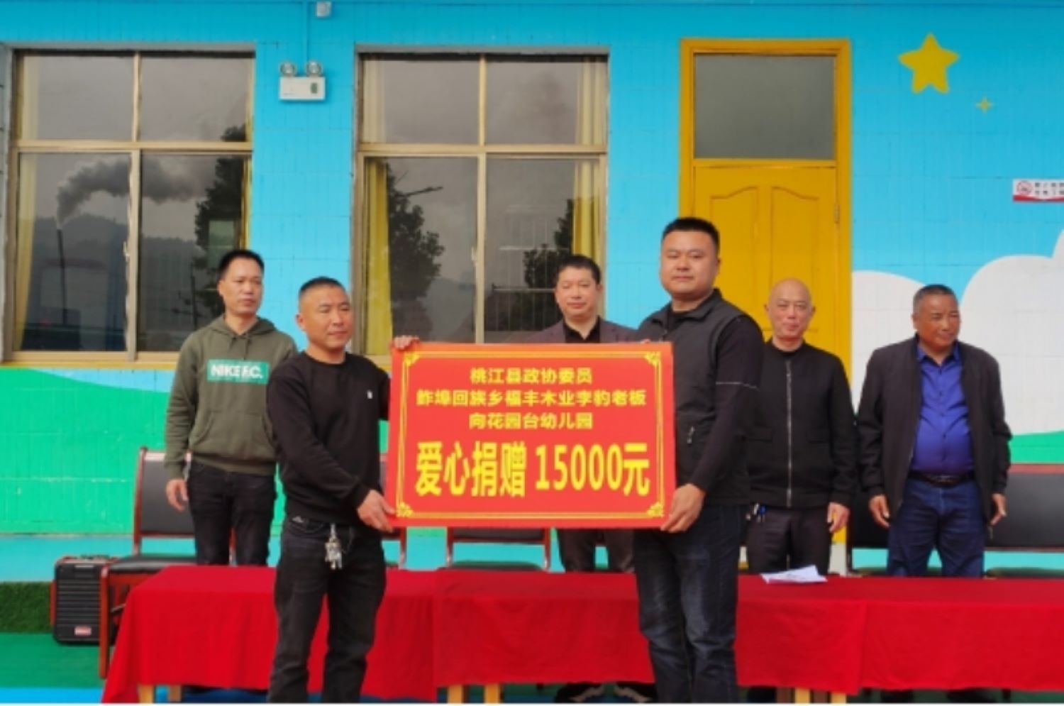 李豹開展愛心捐贈。鲊埠回族鄉中心校供圖