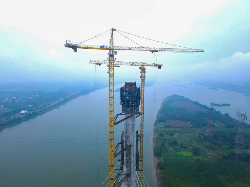 湘江上跨度最大的独塔斜拉桥主塔封顶。薛睿摄