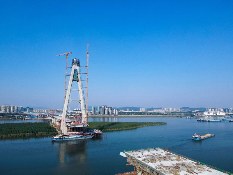 湘江上跨度最大的独塔斜拉桥主塔封顶。薛睿摄