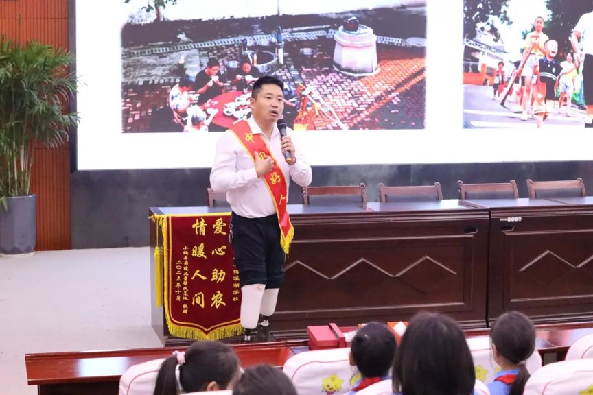 中国好人汤俊杰为参加本次活动的师生讲述了自己的故事。单位供图