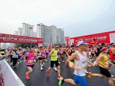 2023长沙马拉松起跑现场。刘旖昀 摄