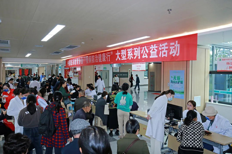 义诊活动现场气氛火热。单位供图