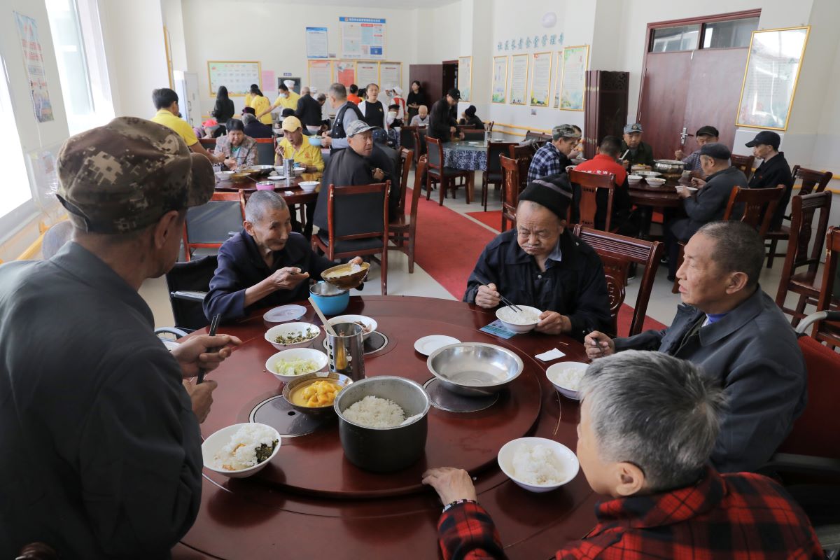 11月1日，在湖南张家界市武陵源区综合养老服务中心老年食堂，老年人开心用午餐。吴开旻摄