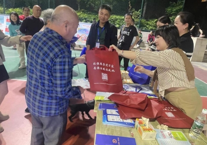 社保中心工作人员为群众答疑解惑（单位供图）