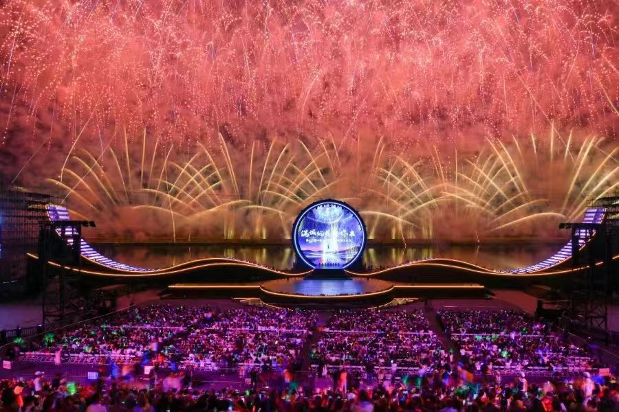 11月3日晚，第十五届中国（浏阳）国际花炮文化节在浏阳天空剧院开幕。邓霞林摄