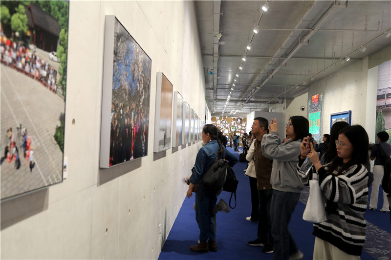 市民驻足观看展览。全朝晖摄