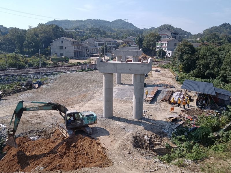 益湛线K5+190跨线桥拆除重建施工现场。单位供图
