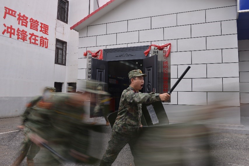 兰溪镇民兵应急分队正在进行出动演练。单位供图
