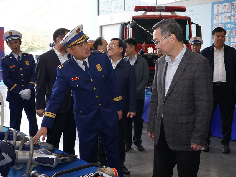 參觀消防車輛裝備建設。單位供圖