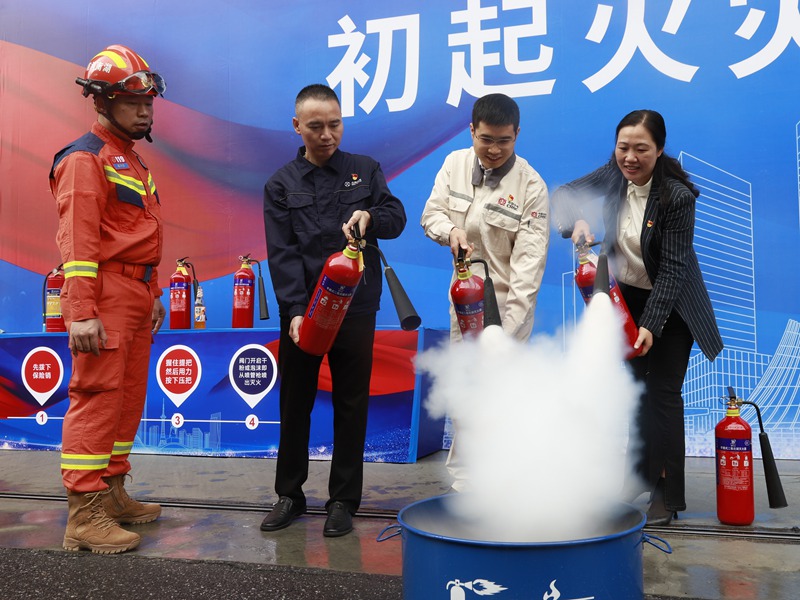 體驗初起火災扑救。單位供圖