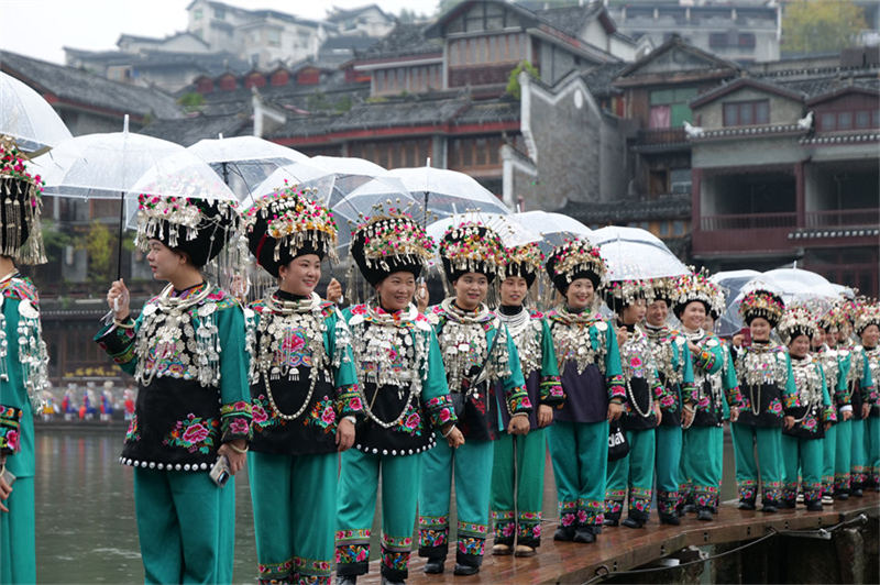 身著盛裝的苗族群眾在橋上“走秀”，盡情展示苗族服飾的獨特之美。 吳東林攝
