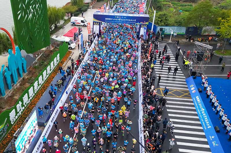 8时，万名选手依次冲出起跑线。单位供图