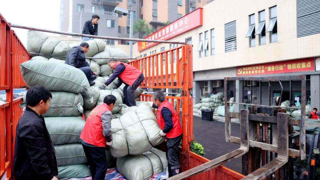 “中国好人”唐林发起的“暖冬行动”第六季物资装车现场。盛磊摄