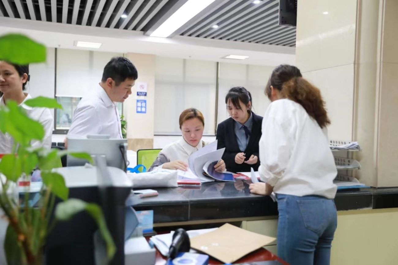 企业正在攸县政务服务中心窗口办理业务。单位供图