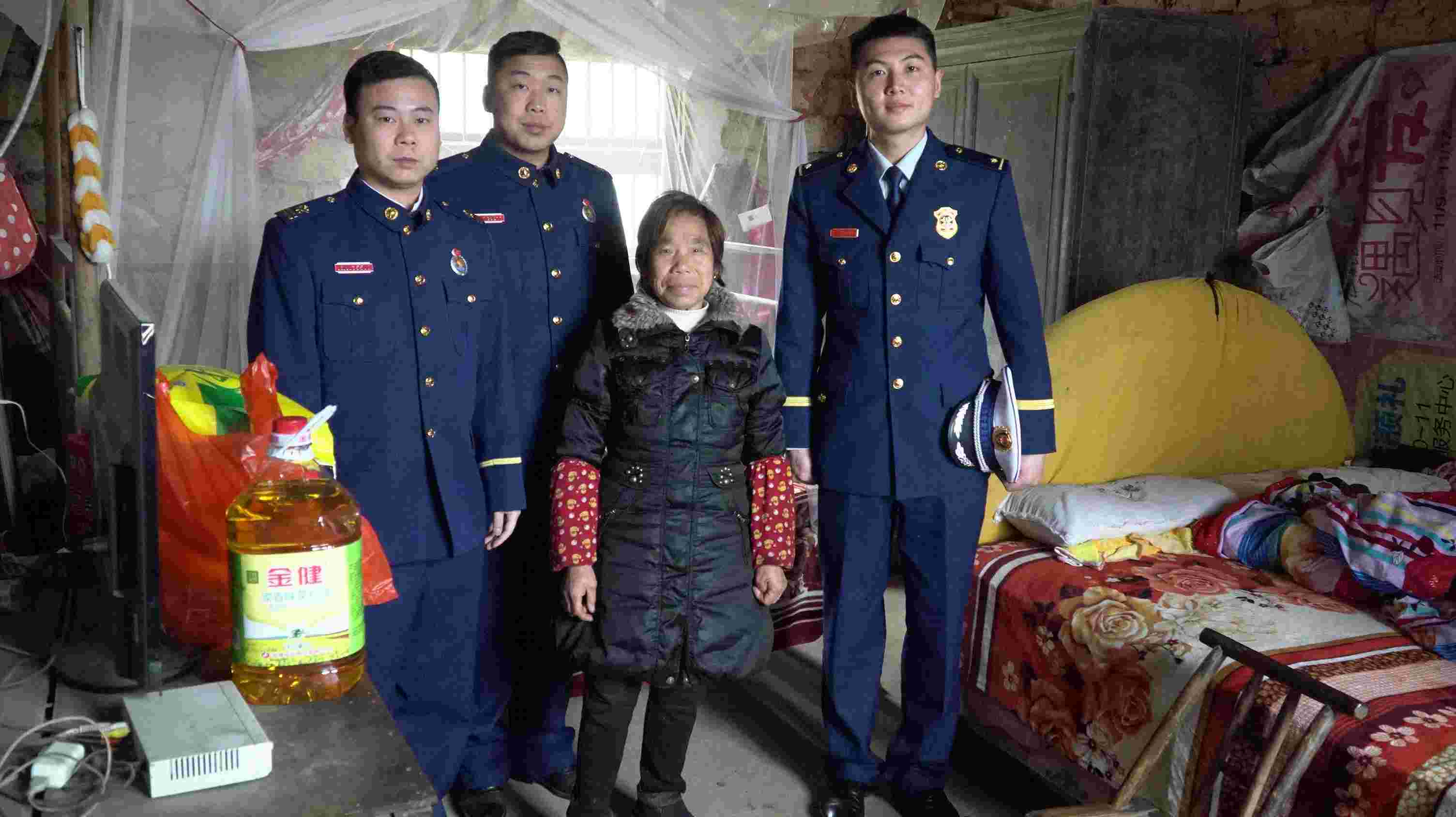 “火鳳凰”走進老人家中開展為老志願服務活動（單位供圖）